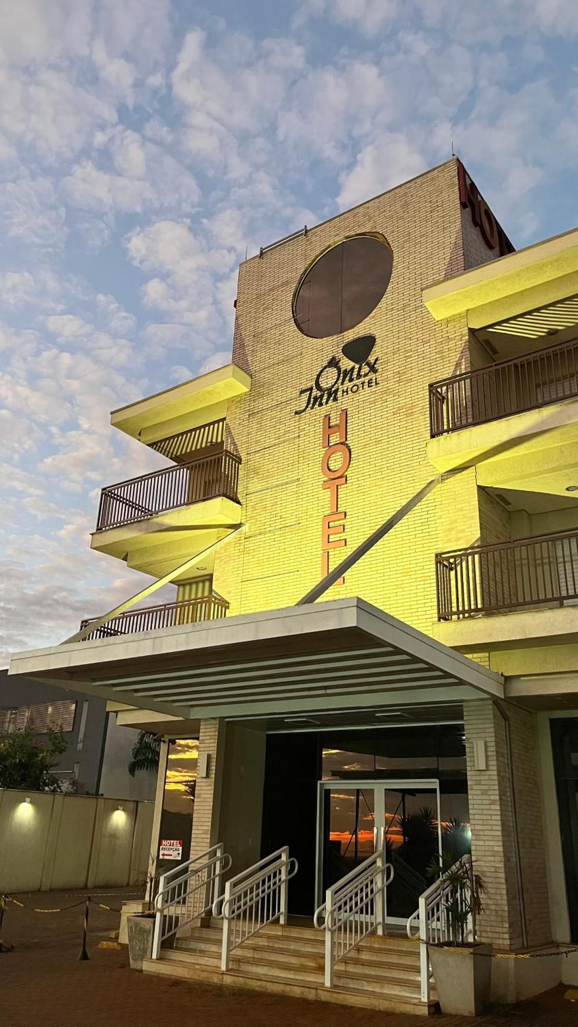 克拉维纽斯奥尼克斯酒店 Cravinhos 外观 照片